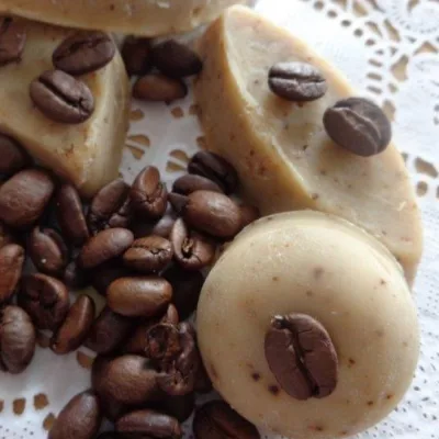 Foto: Daniela Hirzer, Seifengeschichten Kaffeeseifen mit Kaffeebohnen