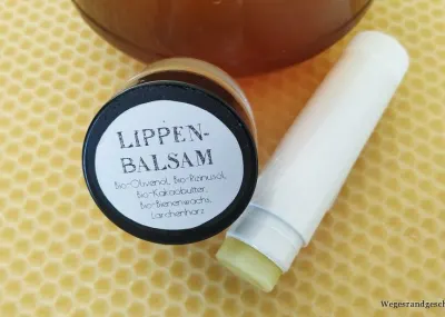Döschen und Stift mit Waldlippenbalsam auf Bienenwabe