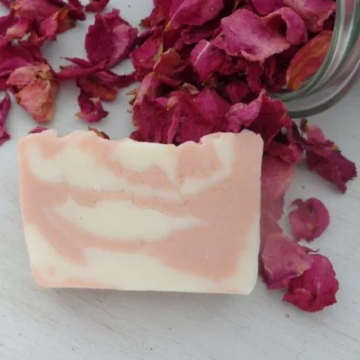 Foto: Daniela Hirzer, Seifengeschichten Marmorierte Palmarosaseife in Rosa und Weiß auf Rosenblüten